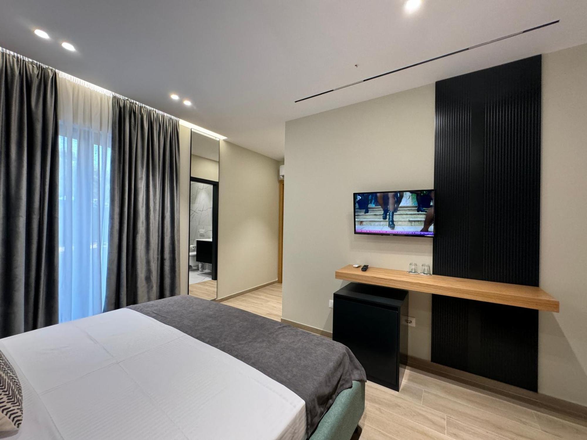 Twins Hotel Vlorë Esterno foto
