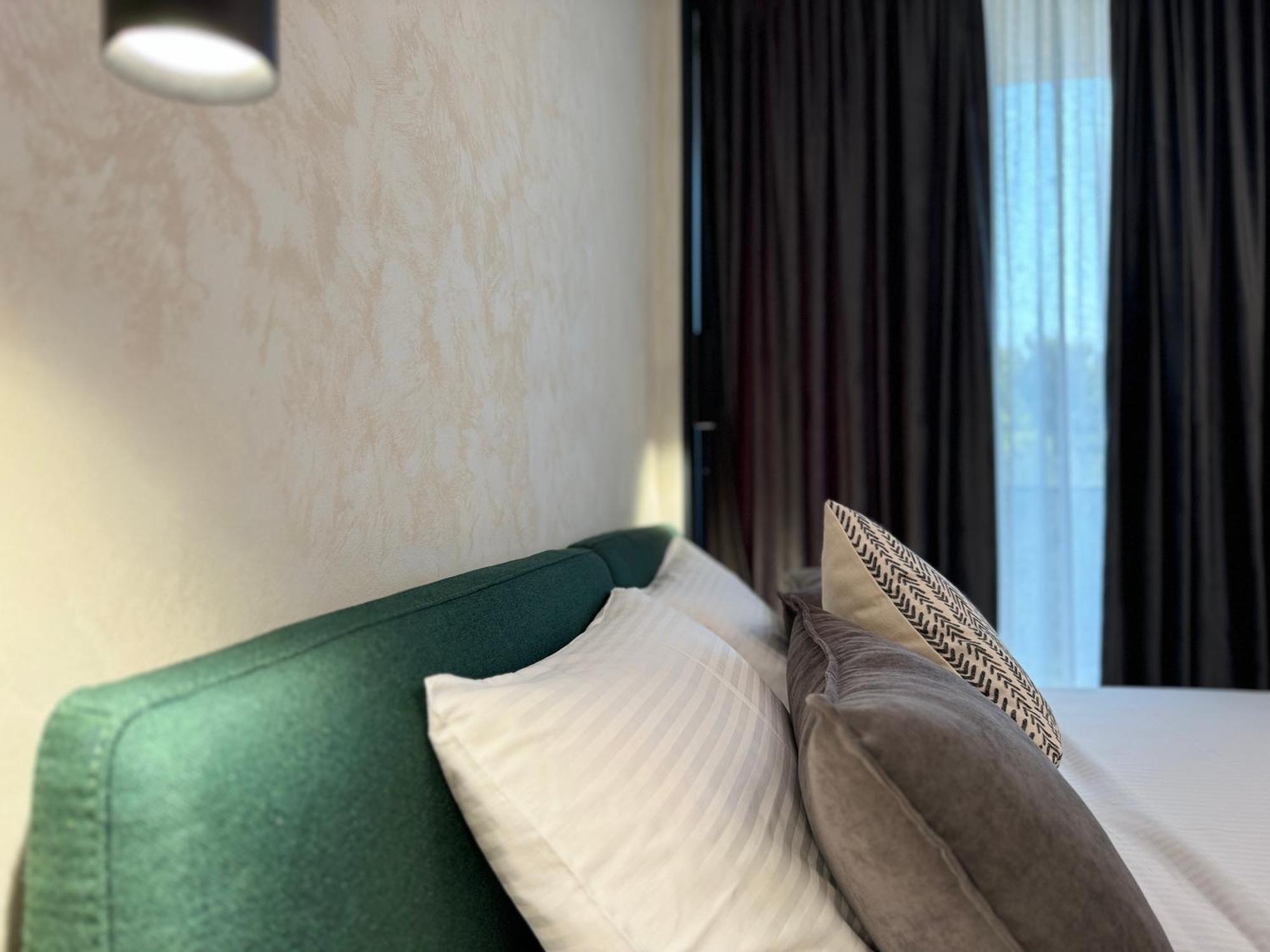 Twins Hotel Vlorë Esterno foto
