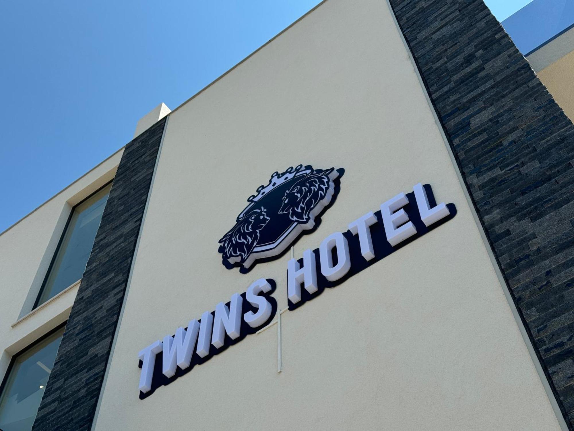 Twins Hotel Vlorë Esterno foto