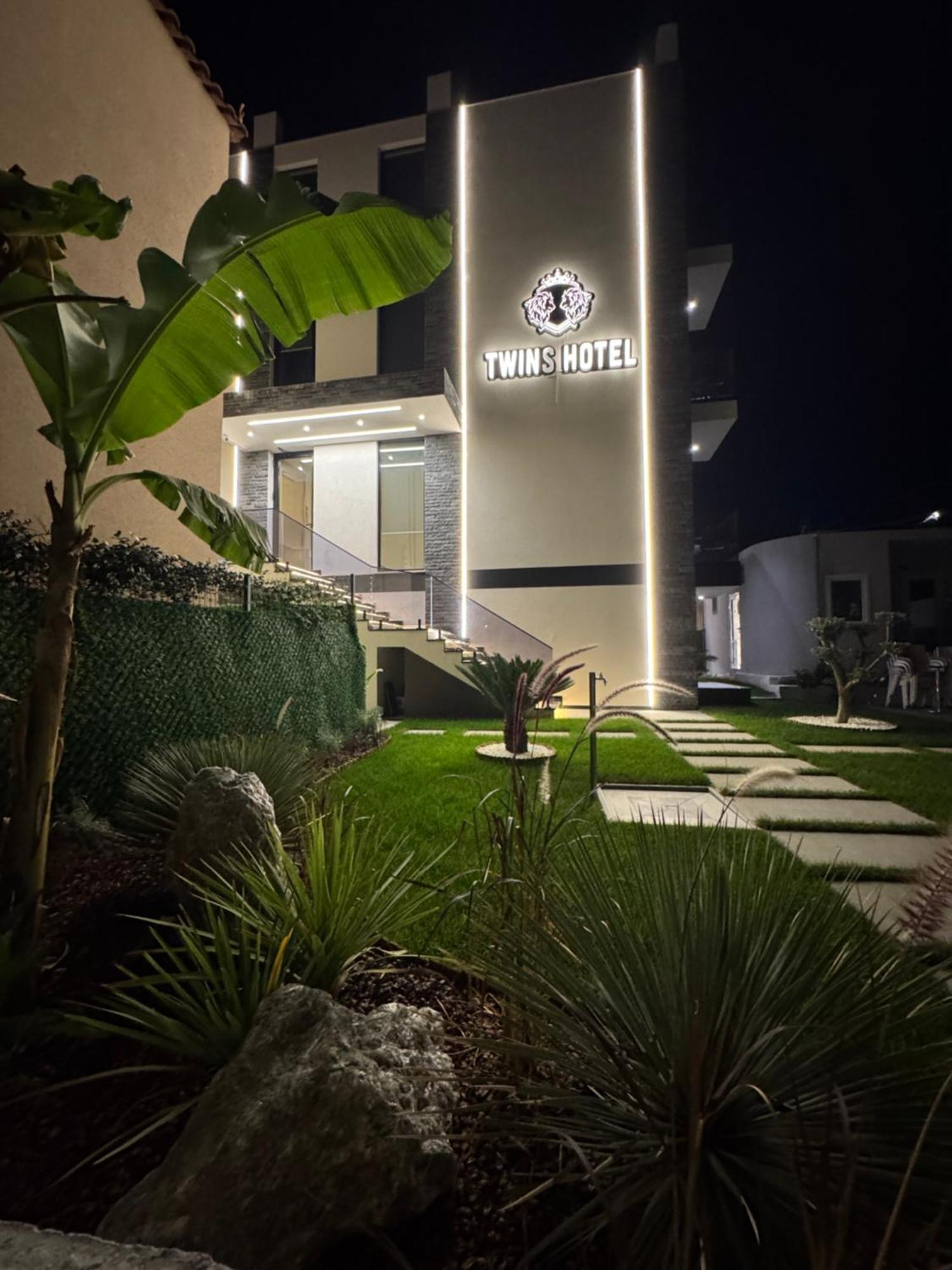 Twins Hotel Vlorë Esterno foto